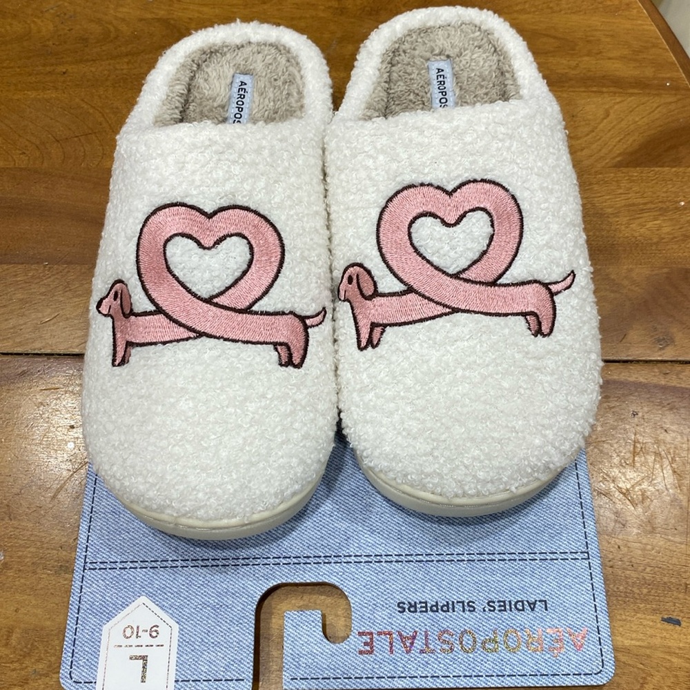 NWT.  Aeropostale, ladies’ size 9-10 (L), slippers.